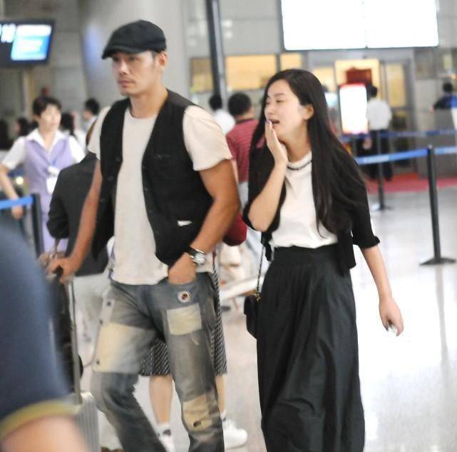 邵兵|邵兵妻子挺文艺，黑白穿搭看着都很艺术，淡妆也能看出肌肤有多好