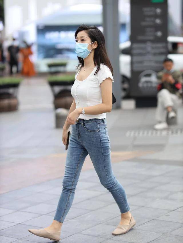 身材|小白裤穿出减龄又显年轻的效果，可以试试糖果色的上衣