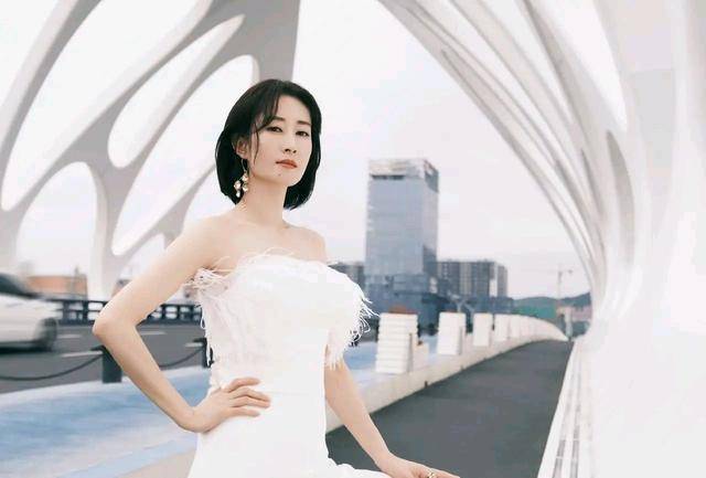 月光|刘敏涛一袭白裙清雅干净，肤白貌美宛如白月光