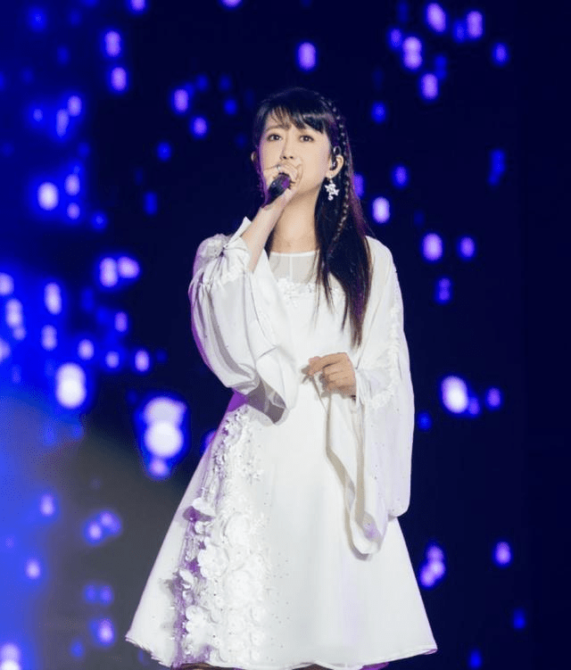 清爽|52岁孟庭苇不服老，穿白色连衣裙还有“少女感”，阿姨辈里少见