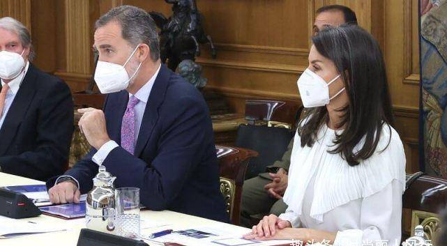 初恋|西班牙王后盯国王入迷好甜！荷叶边衬衫凹初恋感，裹红裙气场贼强