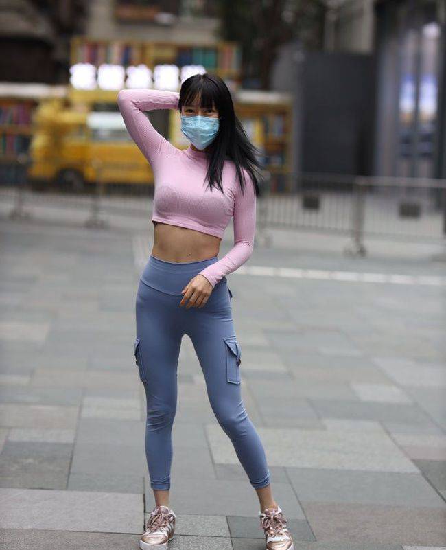 设计|街头美女瑜伽裤搭配粉色针织衫，既时尚又有活力！