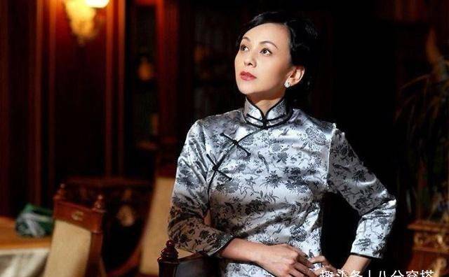 身材|王琳真会“扮嫩”，穿粉色收腰吊带裙甜美俏皮，少女感不输年轻人