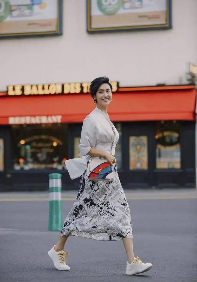 女儿|朱茵接女儿，穿的很接地气没有星味，跟个普通妈妈的搭配差不多！