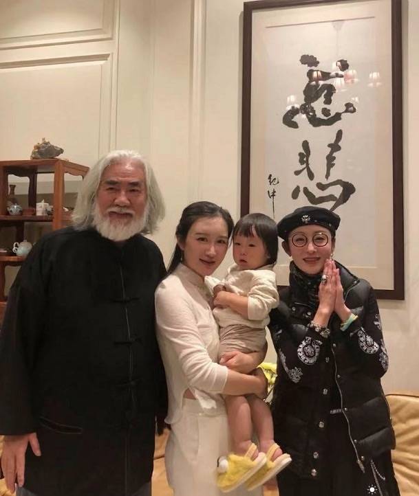 状态|张纪中娇妻素颜出镜大大方方，面容苍白憔悴，肚腩凸出似老妇人！