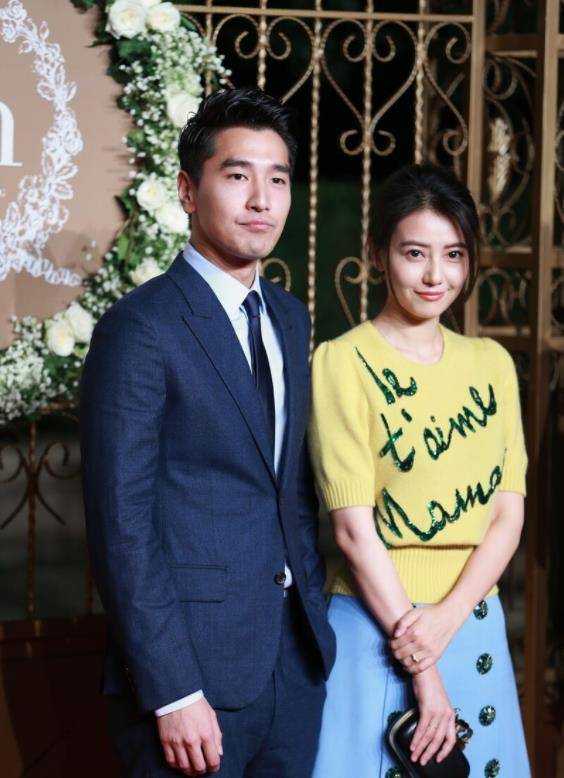 感觉|高圆圆又美了，黄色针织衫配半身裙甜美减龄，同框赵又廷一脸幸福