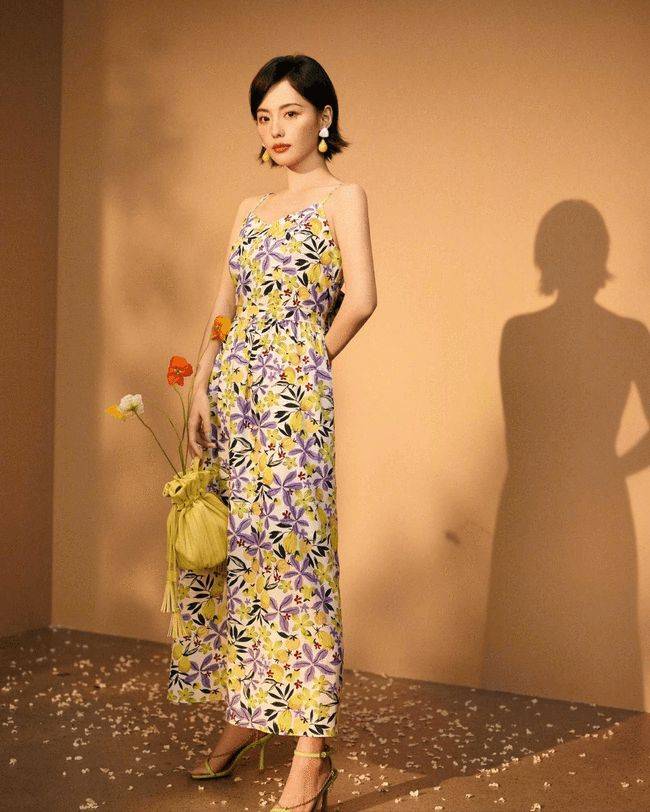 友人|张嘉倪真是“美翻了天”，穿小雏菊裙装同框国外友人，不失魅力