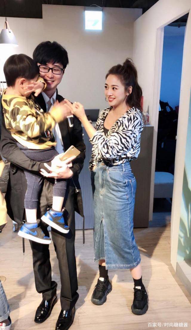 马尾|鬼鬼吴映洁开工就美翻！衬衫搭牛仔变元气少女，31岁娃娃脸像16岁