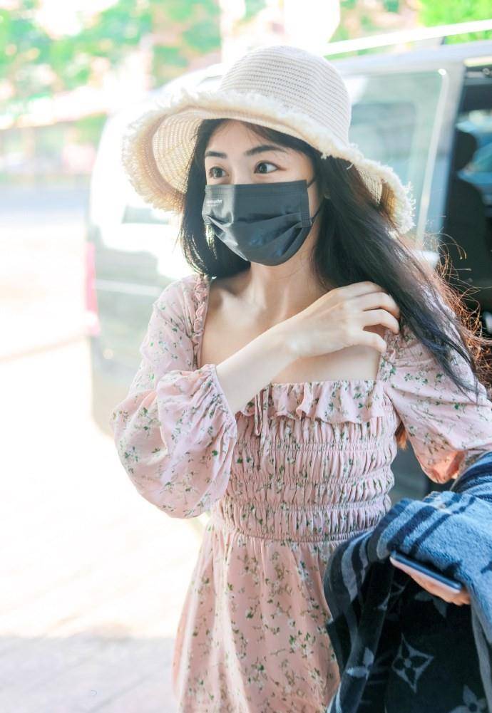 张含韵|被张含韵甜到了，穿法式方领裙像邻家小妹妹，糊咖佟梦实真高攀了