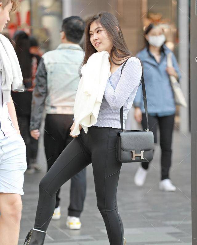 女神|打底裤的穿着干练不失甜美，带来更强的女神气质，好看不过时