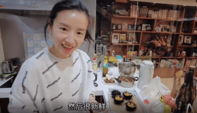 感觉|董洁瘦成干柴棍，穿长裙扎腰腹部凹陷，才40出头就像个老奶奶了！