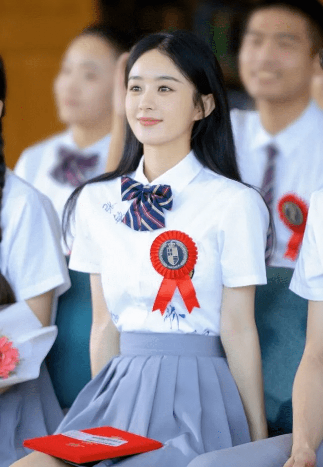 亮点|赵丽颖为消防员点赞!穿白T扎高马尾扮嫩美成校花,时尚感又强了