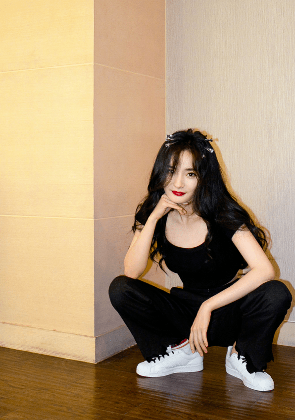 身材|杨幂又带火一款“炫腹装”，当她抬手那刻，这身材哪个弟弟不心动