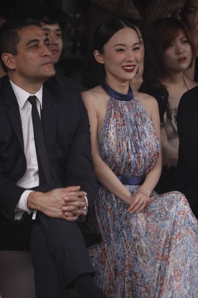 黑色|霍思燕的头肩比真优越，一袭挂脖长裙秀蝴蝶骨，但妆容有点显老了