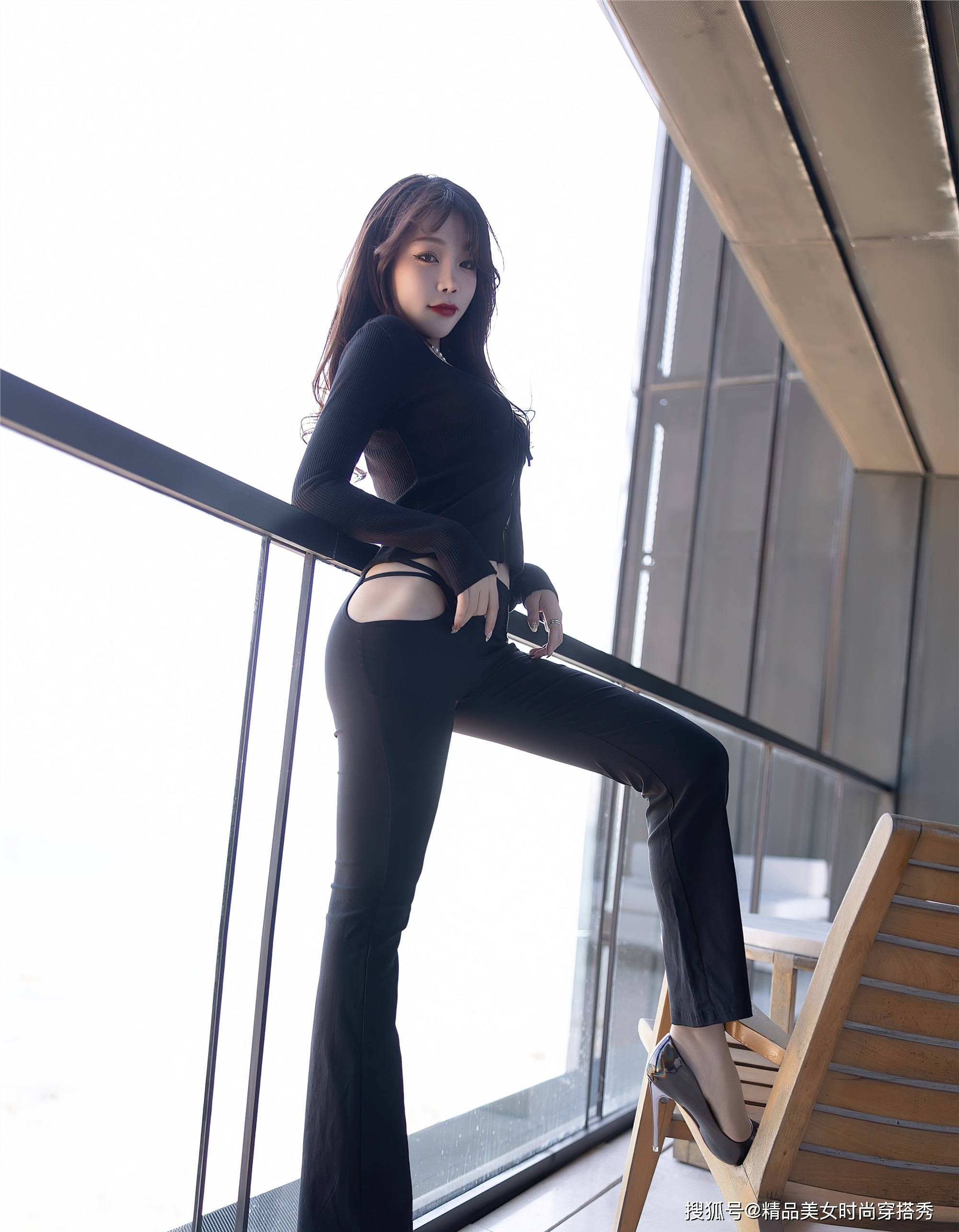 黑色|黑色的搭配沉稳却不失迷人的品味,黑色的紧身上衣精致有型