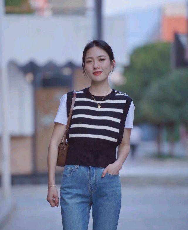 条纹|成熟女人的早秋穿搭如何搭配?可以选择简约款,呈现出优雅大方