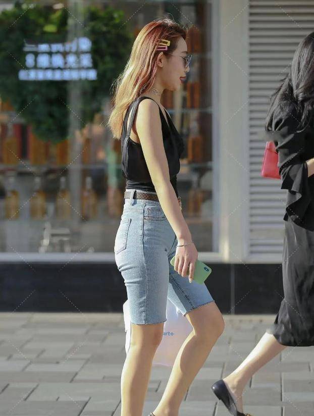 黑色|黑色V领上衣搭配牛仔短裤，养眼好看，适合黄皮肤的女生