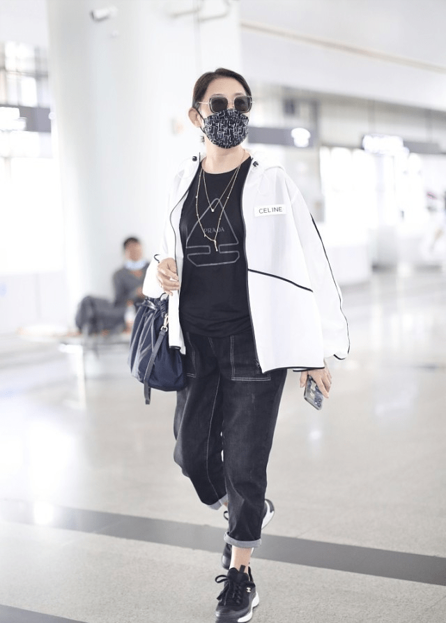 形象|倪萍变瘦像开挂，T恤配外套价格就过万，看似低调实则是隐藏阔太