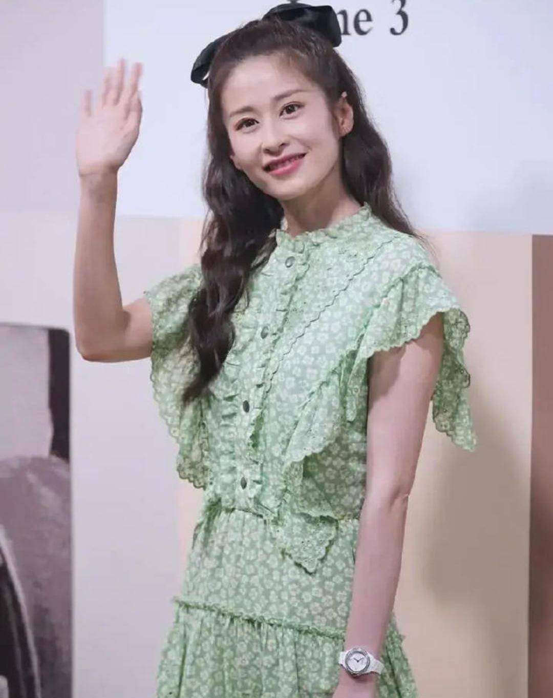 设计|颖儿哪像孩子妈，碎花绿裙和蝴蝶发箍元气又甜美，比少女还少女