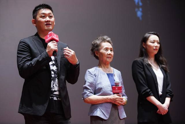 面料|刘诗诗“奶奶”才叫美韵犹存，83岁穿得华丽大气，优雅是装不出的