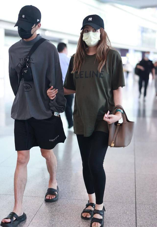 感觉|孕期的麦迪娜美得挺自然，宽松T恤配瑜伽裤，穿出轻松舒适感