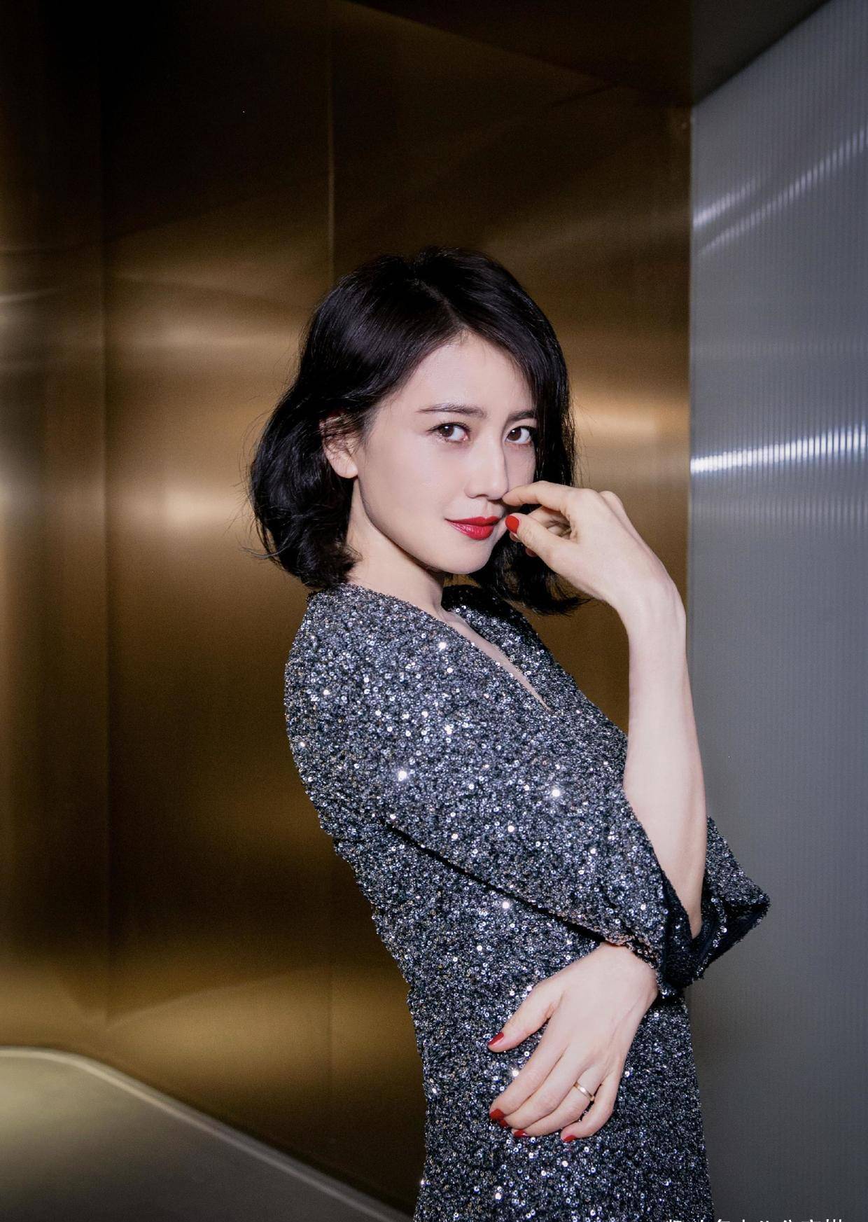 感觉|高圆圆又美了，黄色针织衫配半身裙甜美减龄，同框赵又廷一脸幸福