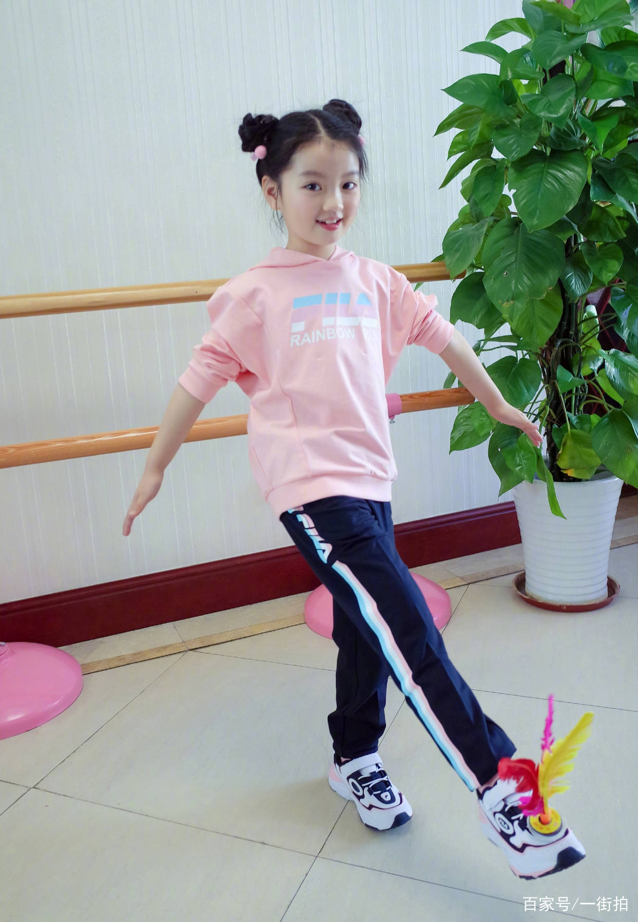 身材|阿拉蕾晒照,一身运动装在家健身,小小年纪身材比例太出众