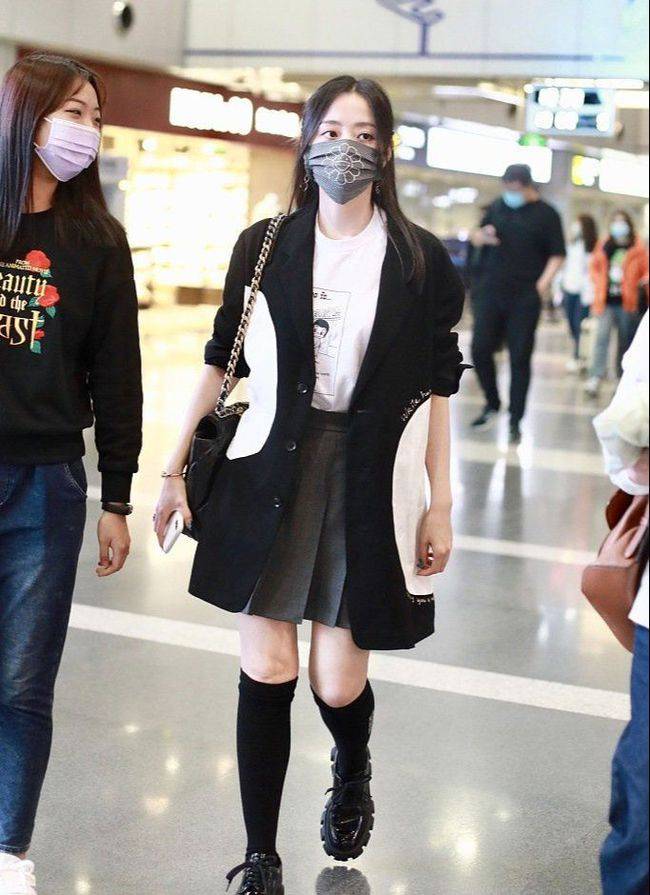 长发|张靓颖浅色毛衣搭配长裤,披散长发气质甜美,时尚气质佳!