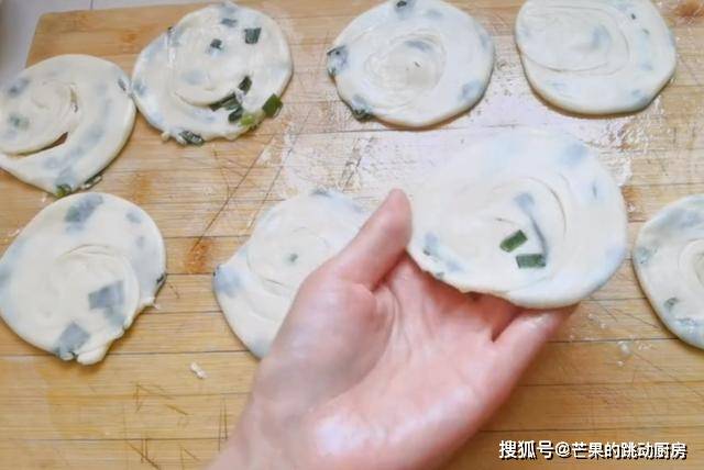 葱花|早餐别再吃油条了，1块钱饺子皮，一擀一卷，5分钟解决全家人早餐