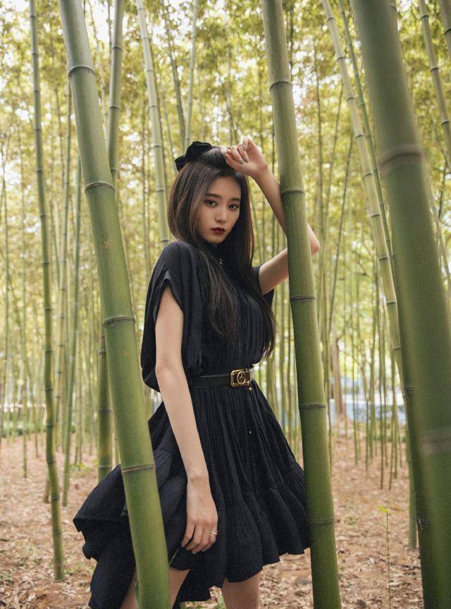 整体|谭卓性感风造型真吸睛，穿连衣裙秀长腿，羡慕不来的好身材