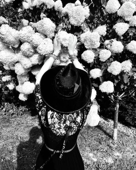 曲线|62岁麦当娜扎双麻花辫扮嫩！黑色蕾丝裙秀丰腴，27岁黑人男友超高