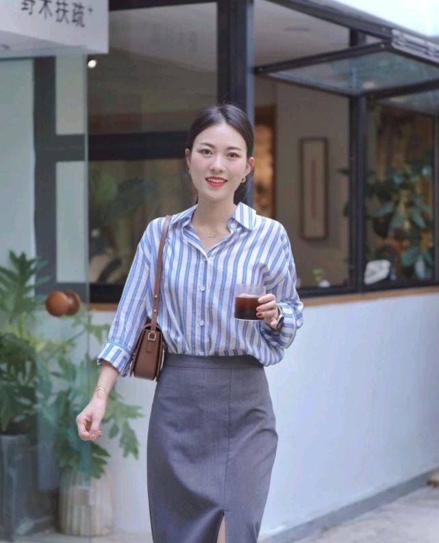 条纹|成熟女人的早秋穿搭如何搭配?可以选择简约款,呈现出优雅大方