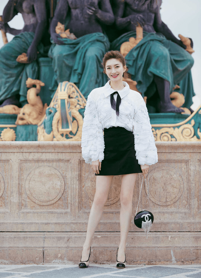 喇叭裤|江疏影又带“火”了印花开衫，搭配喇叭裤洋气时髦，复古范十足