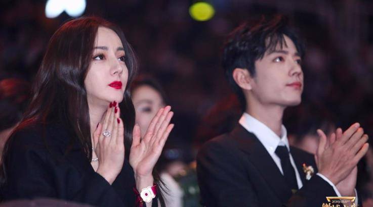 娃娃脸|微博之夜郑爽迪丽热巴同框比美,刘亦菲显脸大输给赵丽颖娃娃脸?