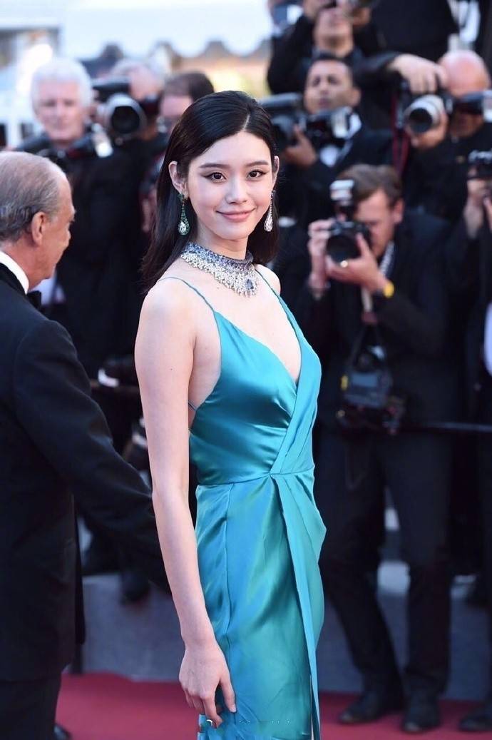 身材|奚梦瑶都美到国外去了，一袭缎面裙走红毯，“超模身材”真惹眼