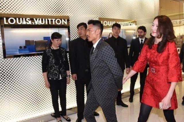 西装|林丹带老婆现身，穿格纹西装帅气如男模，谢杏芳穿一身红裙好登对
