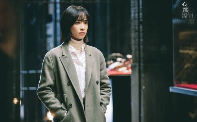 袁泉更|宋茜职场装比刘涛袁泉更火!穿紫色西装帅气十足,短发造型更霸气