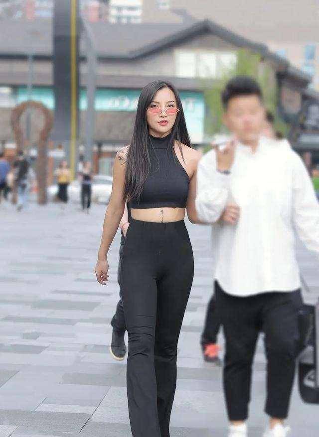 整体|黑色字母印花打底衫搭配短款打底裤，时尚必备单品，甜美好看