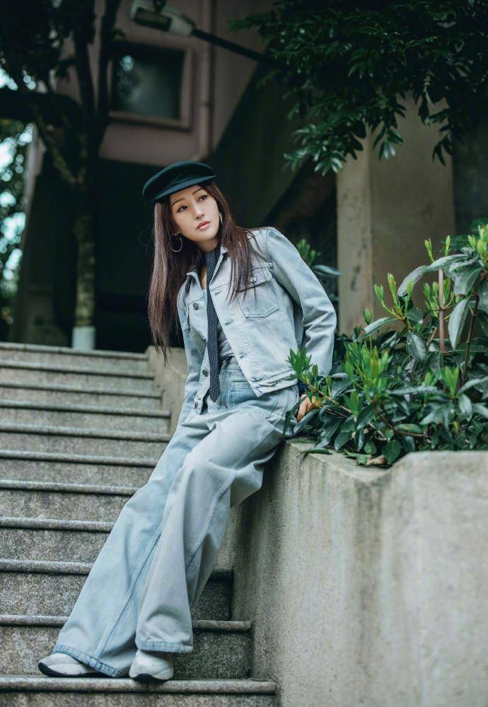身材|杨钰莹“浪姐宿舍”外街拍,穿一身牛仔时髦养眼,不像49岁的样子