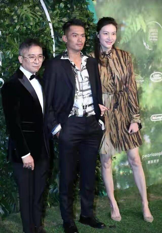 西装|林丹带老婆现身，穿格纹西装帅气如男模，谢杏芳穿一身红裙好登对