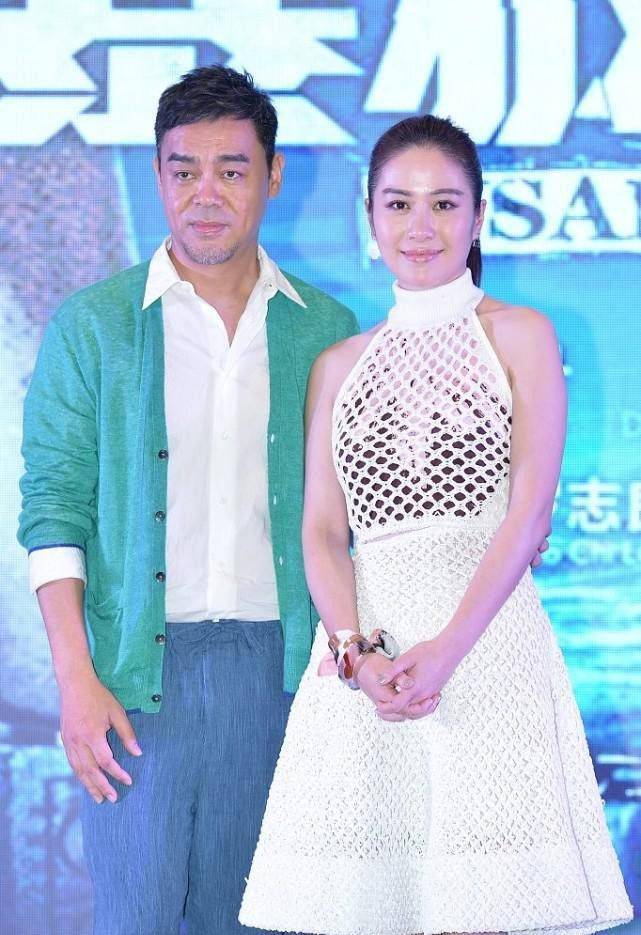 身材|叶璇的造型挺显身材，白色连身裙全是“洞”，但该遮的都遮上了