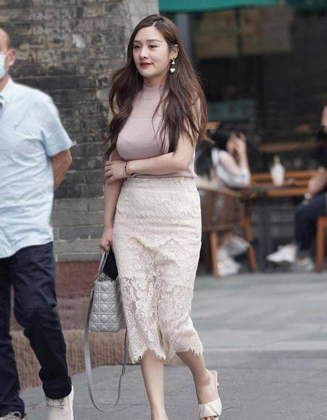 修养|连衣裙配连帽衫，既注重修养，又彰显时尚潮流。