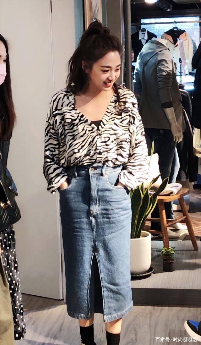 马尾|鬼鬼吴映洁开工就美翻！衬衫搭牛仔变元气少女，31岁娃娃脸像16岁