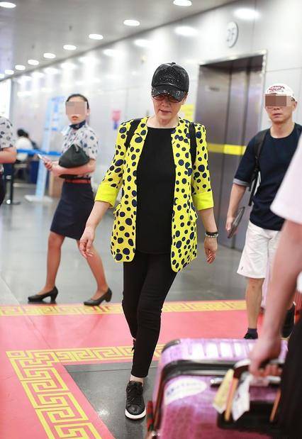 颜色|潘虹真敢穿,黄色波点西装好吸睛,六十多岁也能潮起来