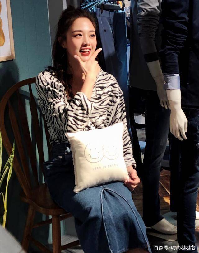 马尾|鬼鬼吴映洁开工就美翻！衬衫搭牛仔变元气少女，31岁娃娃脸像16岁
