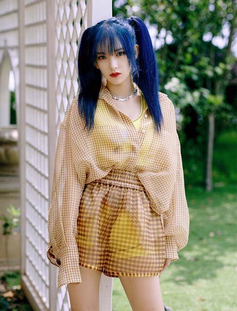 衬衣|程潇气质挺不错，穿“阿姨花衬衣”也不显俗气，拎16万鸟笼包真壕