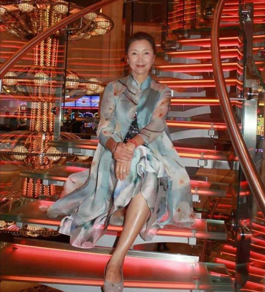 视觉|66岁姜黎黎也爱花裙子,配背心扎丸子头好优雅,不扮嫩如邻家奶奶