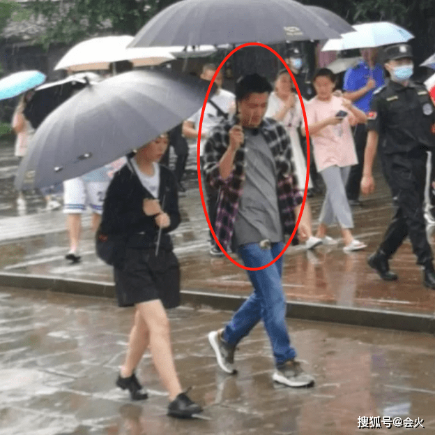 黑色|41岁谢霆锋近况照曝光！大胆拿小刀刮脸部，身穿两件衣服不嫌热