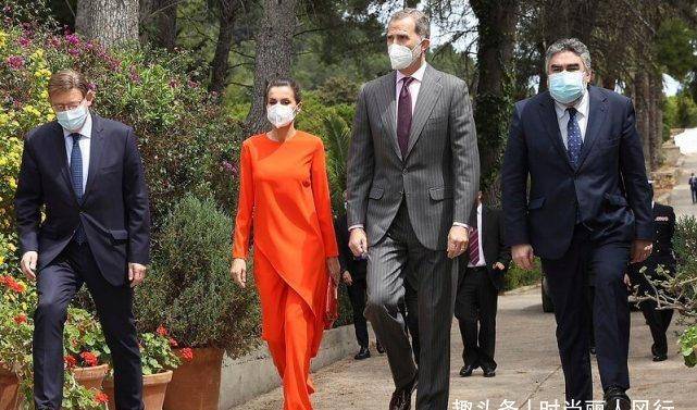 初恋|西班牙王后盯国王入迷好甜！荷叶边衬衫凹初恋感，裹红裙气场贼强