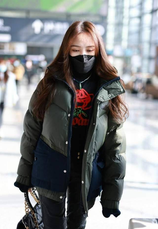 身材|孟佳机场街拍真飒，短款棉服配紧身裤，“女团身材”抢镜